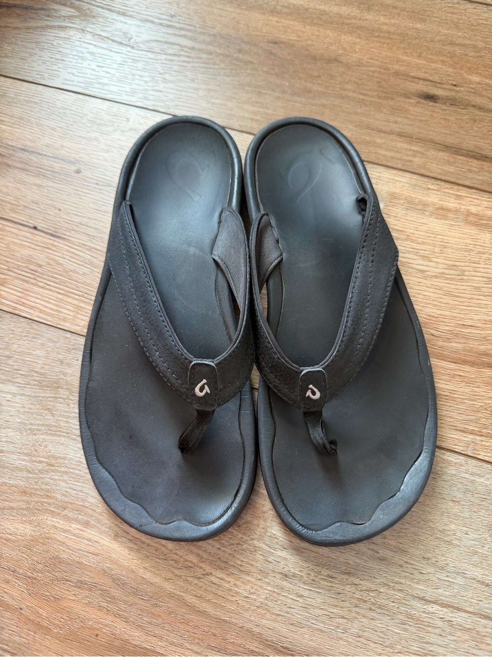 OluKai Men's Black Thong Sandals - Cushioned Footbed